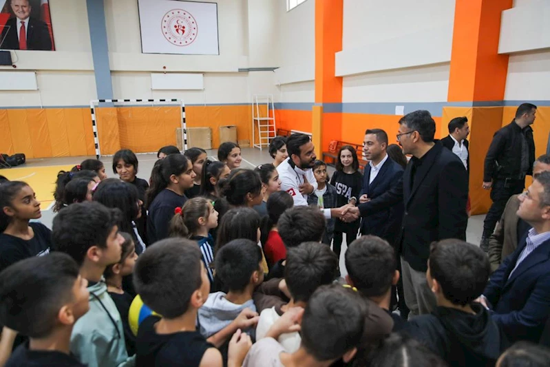 Vali / Belediye Başkan Vekilimiz Çelik, Hakkari Yüksekova Gençlik Merkezini ziyaret etti