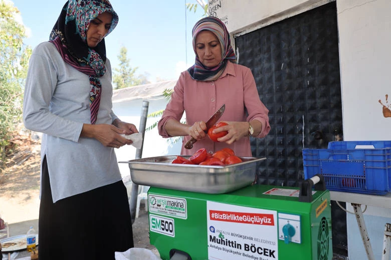 Büyükşehir’den Kumlucalı  kadınlara domates sıkma makinesi