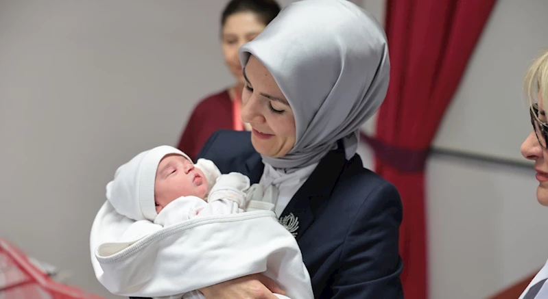 Aile ve Sosyal Hizmetler Bakanımız Mahinur Özdemir Göktaş, Yeni Yılın İlk Bebeklerini Ziyaret Etti