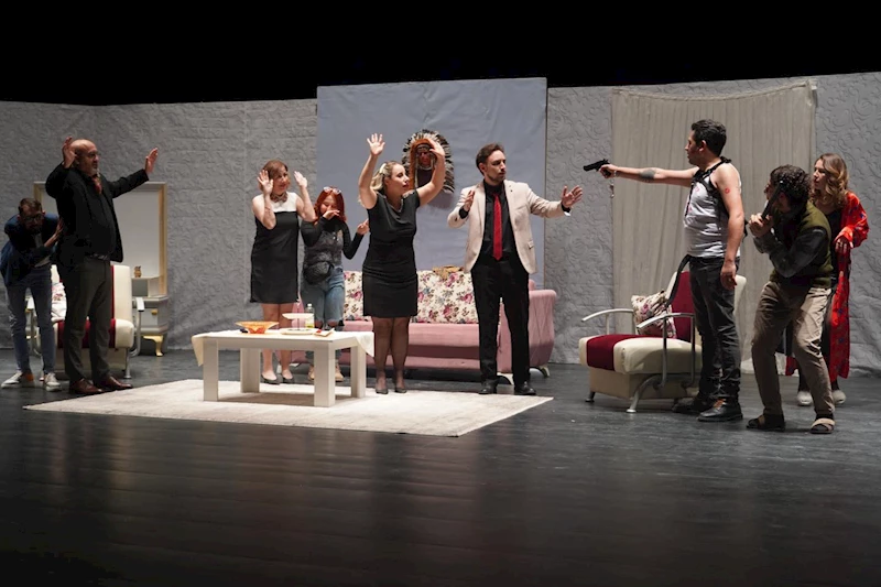 Bilecik Belediyesi Tiyatro Oyuncularının Performansı Ayakta Alkışlandı