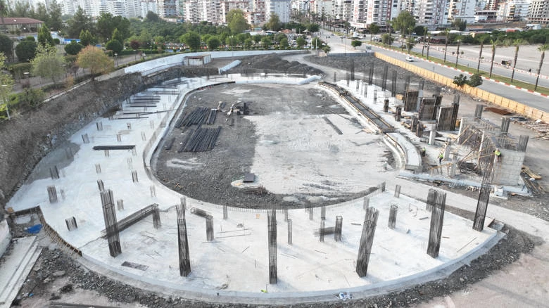 Kumluca Atatürk Stadyumu’nda çalışmalar hızla sürüyor