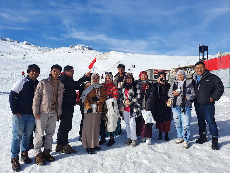 9087 Kilometre Uzaklıktan Gelen Endonezyalı Turistler Erciyes’e Hayran Kaldı