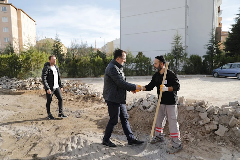 Belediye Ekiplerinin Çalışma Alanlarında İnceleme Yapan Başkan Savran Çocuklara Hediye Dağıttı