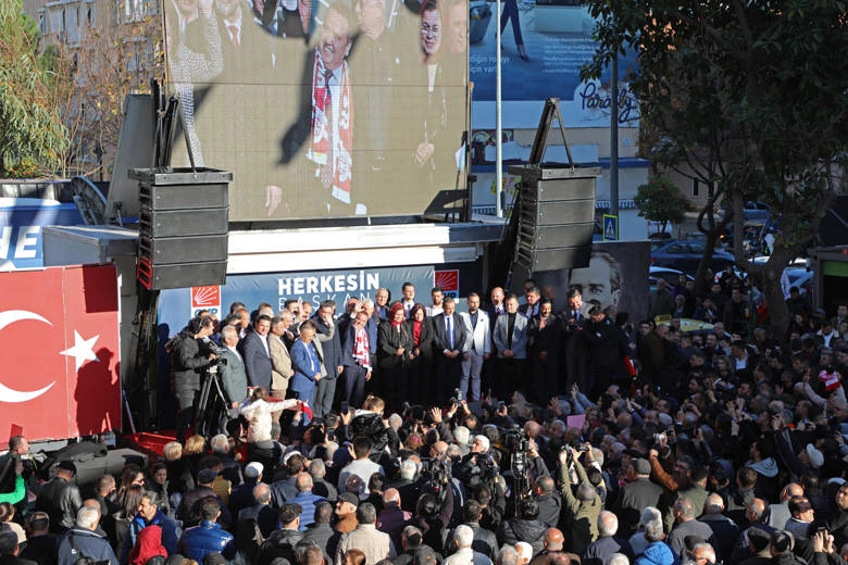 Yeniden aday gösterilen Başkan Böcek’e Ankara dönüşü coşkulu karşılama