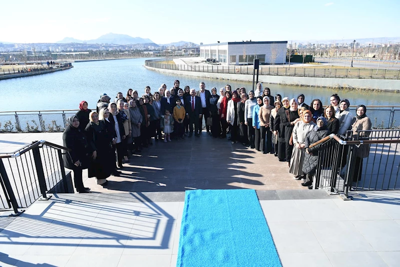 Başkan Büyükkılıç, AK Parti Kadın Kolları Yönetimi İle Bir Araya Geldi