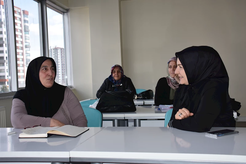 FATMA ÇOLAKBAYRAKDAR, BÜYÜK BİR USTALIKLA İŞLEDİĞİ KANAVİÇE SANATINDA İZ BIRAKTI