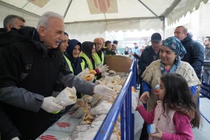 BİN 500 KİŞİYE BALIK EKMEK DAĞITILDI