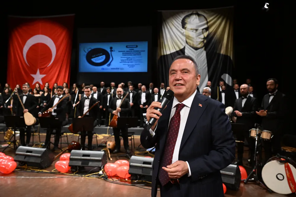 Başkan Böcek “Sevda Türküleri” konserini izledi