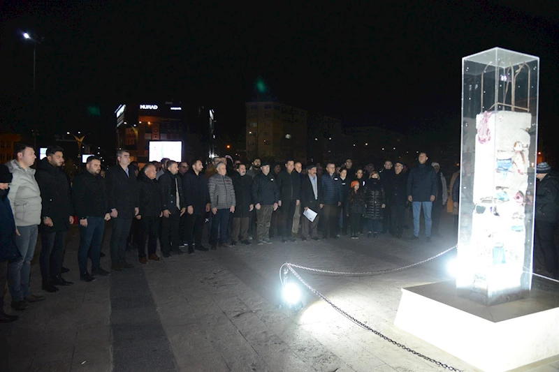 6 ŞUBAT DEPREMİNDE YİTİRİLEN CANLAR, DEPREM ANITI ÖNÜNDE ANILDI