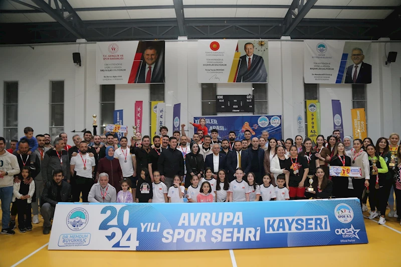 Büyükkılıç, Voleybol Turnuvası’nda Dereceye Giren Takımlara Ödüllerini Takdim Etti