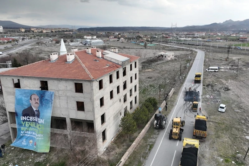 Dumanı Üstünde Sıcak Asfalt Çalışmaları Tüm Hızıyla Devam Ediyor; İncesu Belediyesi olarak Bahçelievler ve Fırınönü mahallemizde sıcak asfalt yama çalışması yapılmıştır.