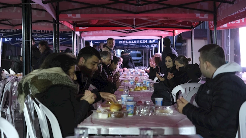 İZMİT BELEDİYESİNİN HALK İFTARI KADIKÖY MAHALLESİNDE DEVAM ETTİ