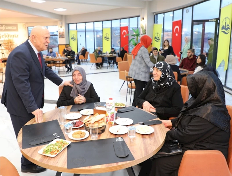 BELEDİYE BAŞKANIMIZ ŞEHİT VE GAZİ AİLELERİNİ İFTARDA AĞIRLADI