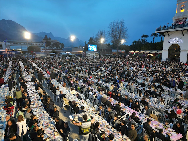 Başkan Topaloğlu’ndan ilçe merkezinde iftar yemeği