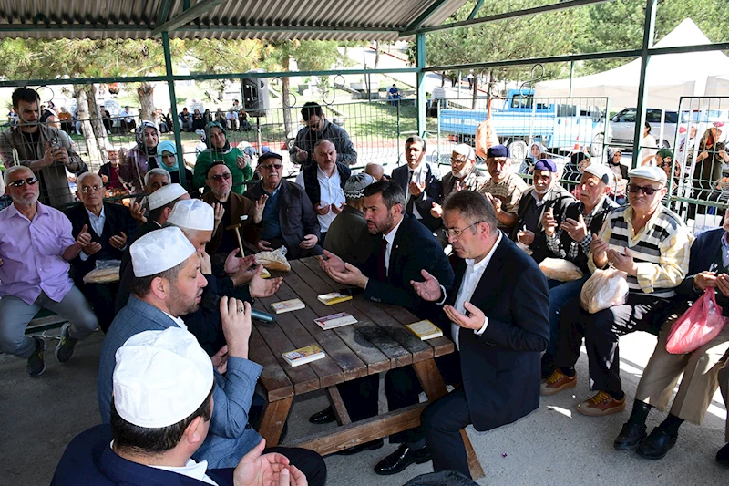 Belediyemiz Tarafından 5000 Evler Mezarlığında Kur’an-ı Kerim Hatmi Şerifi Okutuldu