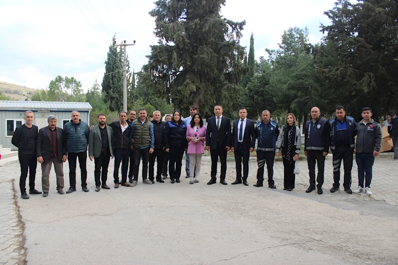 Başkan Veysel Topçu Kabristana Gelen Vatandaşların Bayramını Kutladı