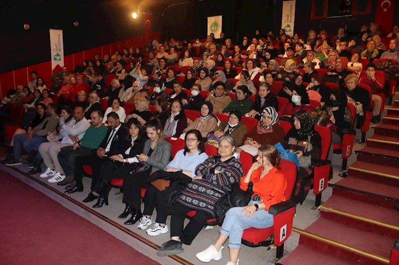 İZMEK TİYATRO KURSU ÖĞRENCİLERİNİN PERFORMANSI BÜYÜK BEĞENİ TOPLADI