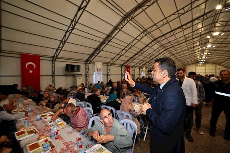 Başkan Çavuşoğlu iftarda hemşehrileriyle aynı sofrayı paylaştı