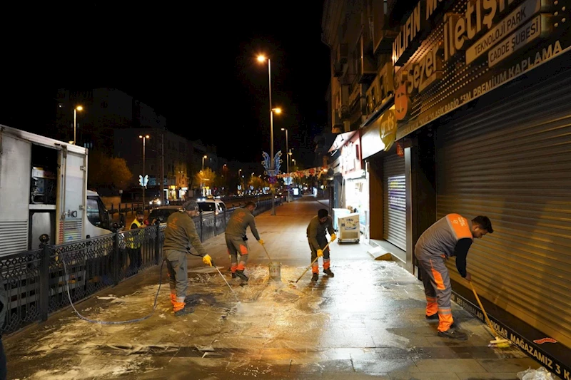 MELİKGAZİ, ÇARŞI BÖLGESİNDE GECE TEMİZLİK MESAİSİ YAPTI