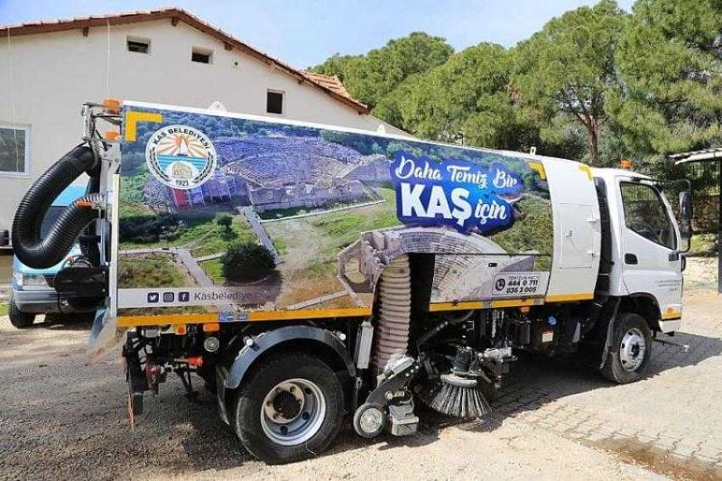 Kaş Belediyesine hibe yol süpürme aracı